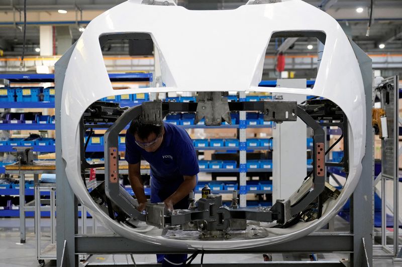 &copy; Reuters. An employee works on the production line of high speed train components during a government-organised media tour to a factory of German engineering group Voith, following the coronavirus disease (COVID-19) outbreak, in Shanghai, China July 21, 2022. REU