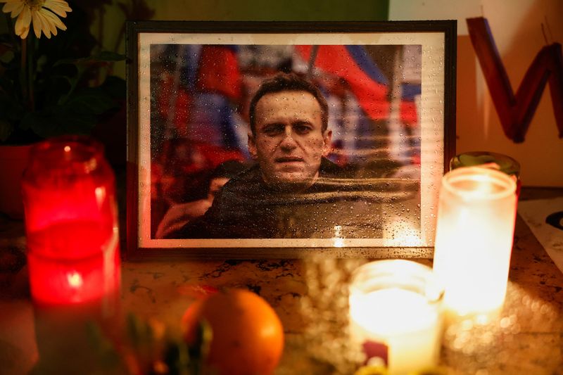 &copy; Reuters. Des bougies brûlent à côté d'une photo d'Alexei Navalny lors d'un événement commémoratif à Paris. /Photo prise le 19 février 2024/REUTERS/Benoit Tessier
