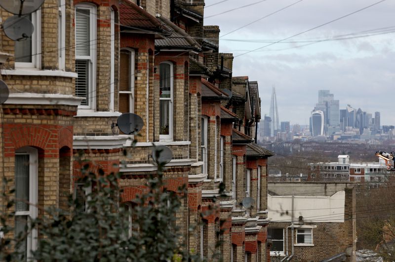 &copy; Reuters. FILE PHOTO: A row of residential houses is seen with the financial district in the distance in South London, Britain, February 26, 2024. REUTERS/Hannah McKay/File Photo