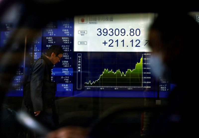 &copy; Reuters. شاشة إلكترونية تعرض بيانات المؤشر نيكي الياباني وأسعار الأسهم من داخل سيارة في طوكيو باليابان يوم 26 فبراير شباط 2024. تصوير: إيسي كاتو - رويترز
