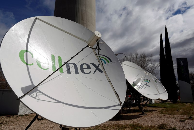 &copy; Reuters. FOTO DE ARCHIVO. El logo de Cellnex en dos antenas de telecomunicaciones en Madrid, España. 10 de marzo de 2016. REUTERS/Sergio Pérez