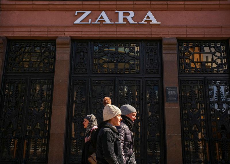&copy; Reuters. FOTO DE ARCHIVO: Un grupo de personas pasa por delante de una tienda Zara cerrada por la pandemia del COVID-19, en el centro de Kiev, Ucrania. 23 de marzo de 2021.  REUTERS/Gleb Garanich