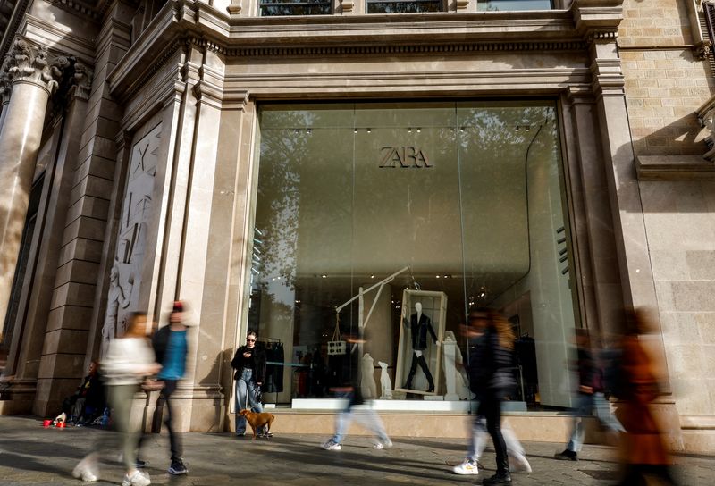 &copy; Reuters. FILE PHOTO: People walk past a Zara shop window at Passeig de Gracia in Barcelona, Spain, December 11, 2023. REUTERS/ Albert Gea/File Photo