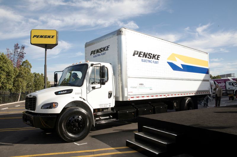 © Reuters. FILE PHOTO: A Freightliner eM2 Electric truck from Daimler Trucks North America is seen as it was delivered to Penske Truck Leasing in Carson, California, U.S., December 20, 2018. REUTERS/Monica Almeida/File Photo