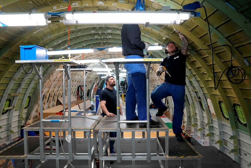 &copy; Reuters. Des employés travaillent à bord d'un avion dans une usine à Dresden, en Allemagne. /Photo prise le 29 février 2024/REUTERS/Ebrahim Noroozi