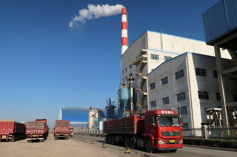 &copy; Reuters. FOTO DE ARCHIVO. Un camión pasa junto a una fábrica de productos químicos cerca del parque industrial de Jinjie en Shenmu, provincia china de Shaanxi. 20 de noviembre de 2023. REUTERS/Ella Cao