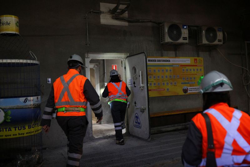 © Reuters. Workers and a media member walk inside Chuquicamata copper mine underground mining project, in Calama, Chile, February 6, 2024. REUTERS/Pablo Sanhueza