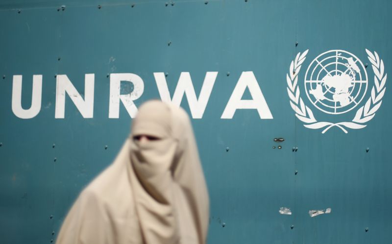 &copy; Reuters. امرأة أمام شعار وكالة غوث وتشغيل الاجئين الفلسطينيين (الأونروا) التابعة لمنظمة الأمم المتحدة بمقر الوكالة بمدينة غزة في صورة من أرشيف رويتر