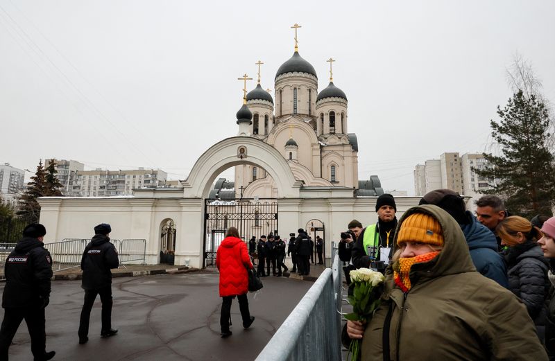 &copy; Reuters. People gather outside the Soothe My Sorrows church as they wait for a funeral service and a farewell ceremony for Russian opposition politician Alexei Navalny in Moscow, Russia, March 1, 2024. REUTERS/Stringer