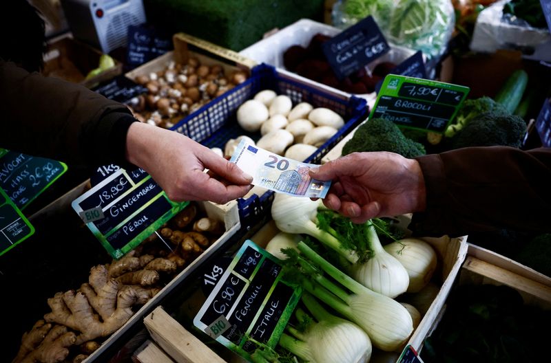 &copy; Reuters. FOTO DE ARCHIVO. Un comprador paga con un billete de veinte euros en un mercado local de Nantes, Francia. 1 de febrero de 2024. REUTERS/Stephane Mahe