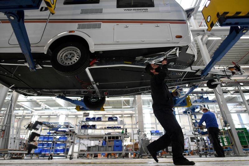 © Reuters. FILE PHOTO: Workers assemble caravans at the Knaus-Tabbert AG factory in Jandelsbrunn near Passau, Germany, March 16, 2021. REUTERS/Andreas Gebert/File Photo