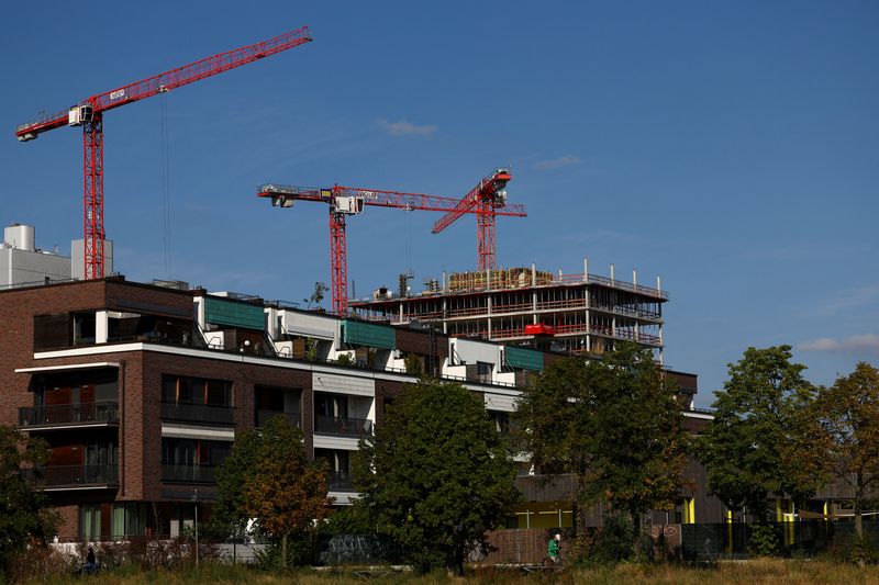 &copy; Reuters. Le gru di un cantiere edile vicino a un edificio residenziale, a Berlino, Germania, 25 settembre 2023. REUTERS/Lisi Niesner/Foto d'archivio
