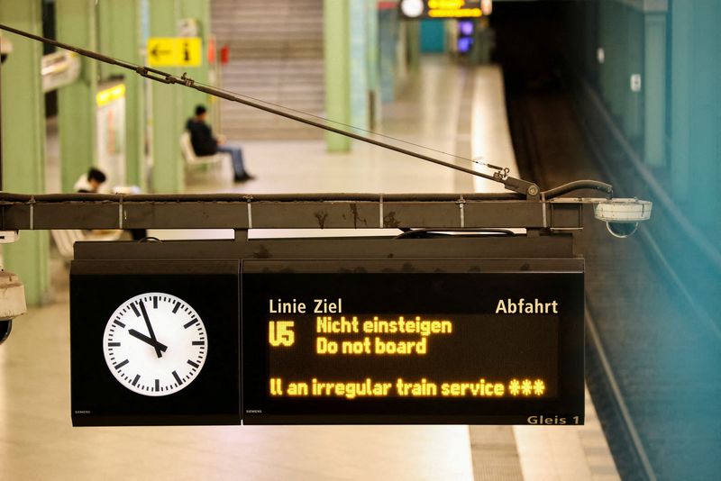 &copy; Reuters. Un écran affiche des informations dans une station de métro de Berlin le jour d'une grève. /Photo prise le 2 février 2024/REUTERS/Liesa Johannssen/File Photo