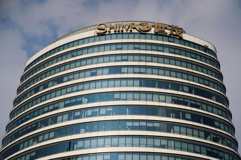 &copy; Reuters. Il logo del promotore immobiliare Shimao Group è visibile sulla facciata della Shimao Tower a Shanghai, Cina, 13 gennaio 2022. REUTERS/Aly Song/Foto d'archivio
