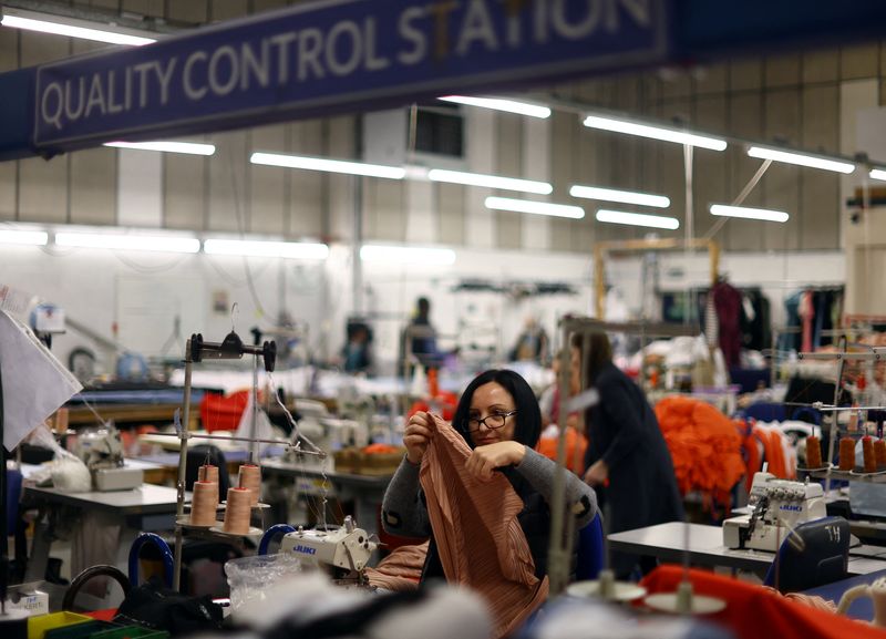 &copy; Reuters. Des gens travaillent dans une usine à Londres, en Grande-Bretagne. /Photo prise le 15 février 2023/REUTERS/Hannah McKay