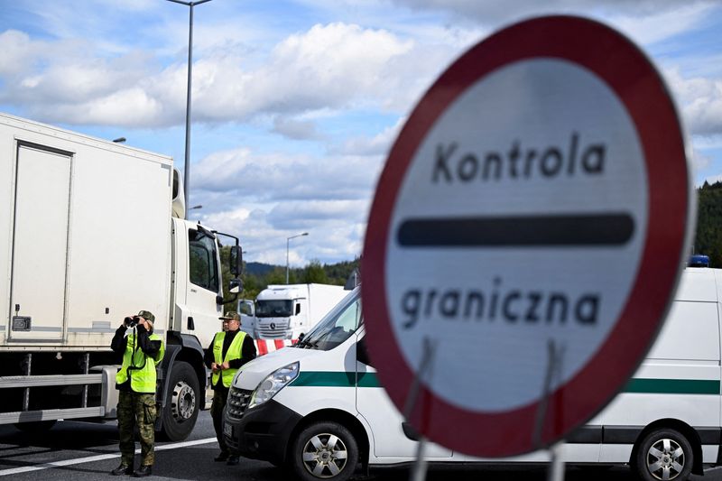 &copy; Reuters. FILE PHOTO: Border guards patrol during vehicle checks at the Slovak-Polish border in Zwardon, Poland as part of security measures put in place to detect illegal migrants, October 4, 2023. REUTERS/Radovan Stoklasa/File Photo