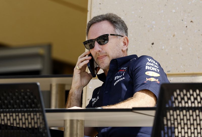 &copy; Reuters. El jefe de la escudería Red Bull de la Fórmula Uno, Christian Horner, habla por teléfono antes del Gran Premio de Baréin en el circuito de Sakhir, Baréin. 29 febrero 2024. REUTERS/Rula Rouhana
