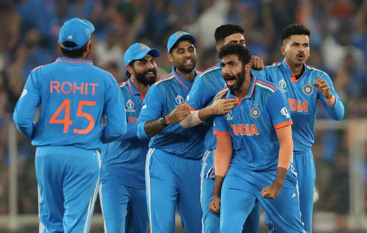 © Reuters. Cricket - ICC Cricket World Cup 2023 - Final - India v Australia - Narendra Modi Stadium, Ahmedabad, India - November 19, 2023 India's Jasprit Bumrah celebrates with teammates after taking the lbw wicket of Australia's Steve Smith REUTERS/Amit Dave