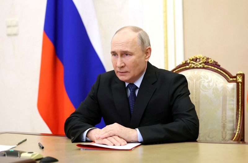 &copy; Reuters. الرئيس الروسي فلاديمير بوتين يتحدث خلال اجتماع في موسكو يوم الجمعة. صورة لرويترز من ممثل لوكالات الأنباء.