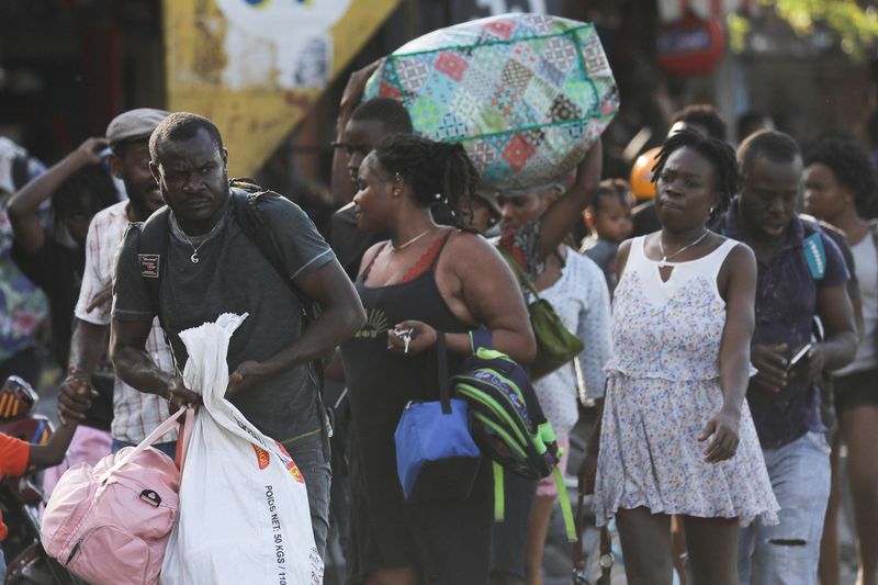 &copy; Reuters. FOTO DE ARCHIVO- Gente huye de sus casas mientras la policía se enfrenta a bandas armadas después de que el prominente líder pandillero Jimmy Cherizier pidió la caída del Gobierno del primer ministro haitiano Ariel Henry, en Puerto Príncipe, Haití.
