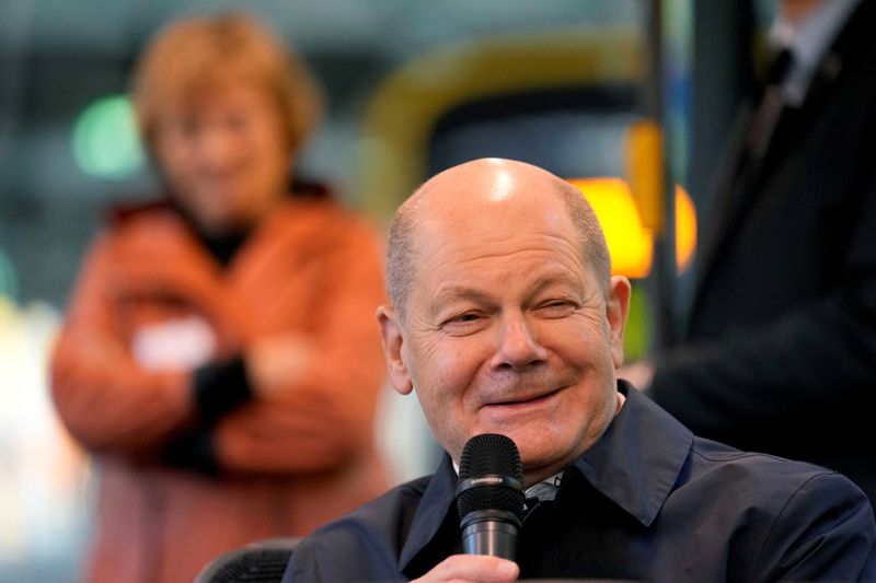 &copy; Reuters. FILE PHOTO: German chancellor Olaf Scholz smiles as he sits in a tram talking to participants of the Democracy project 'metro-polis' in Dresden, Germany, Thursday, Feb. 29, 2024.  Ebrahim Noroozi/Pool via REUTERS/File Photo