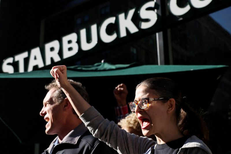 &copy; Reuters. FILE PHOTO: Members of the Starbucks Workers Union and other labor organization picket and hold a rally outside a company owned Starbucks store, during the coffee chain's Red Cup Day event in New York City, U.S., November 16, 2023.  REUTERS/Brendan McDerm