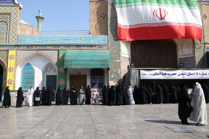 &copy; Reuters. Decenas de personas hacen cola para votar en las elecciones parlamentarias en un colegio electoral de Teherán, Irán. 1 marzo 2024. Majid Asgaripour/WANA via Reuters