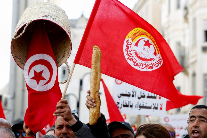© Reuters. احتجاج للاتحاد العام التونسي للشغل ضد الرئيس قيس سعيد في تونس. صورة من أرشيف رويترز.