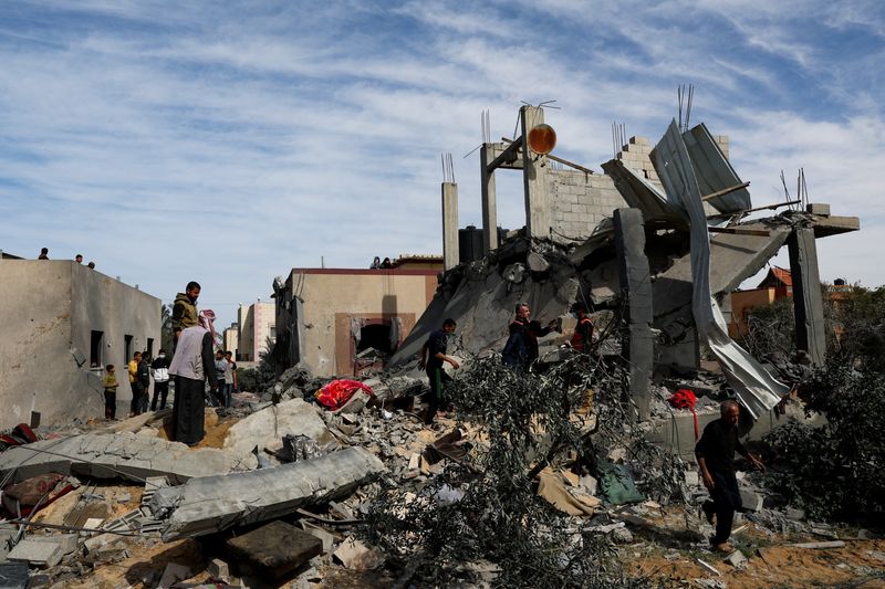 &copy; Reuters. فلسطينيون يتجمعون في موقع غارة إسرائيلية على منزل في رفح بجنوب قطاع غزة في الأول من مارس آذار 2024. تصوير: إبراهيم أبو مصطفى - رويترز
