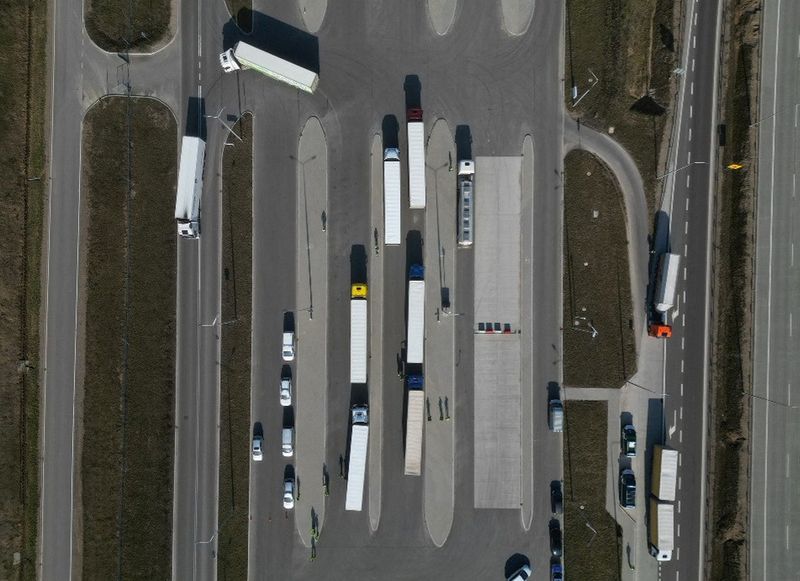 &copy; Reuters. Vue d'un drone du parking où les douaniers polonais inspectent les camions, lors d'une manifestation d'agriculteurs à la frontière lituanienne, alléguant que les transports de céréales ukrainiennes sont ramenés en Pologne en tant que céréales de 