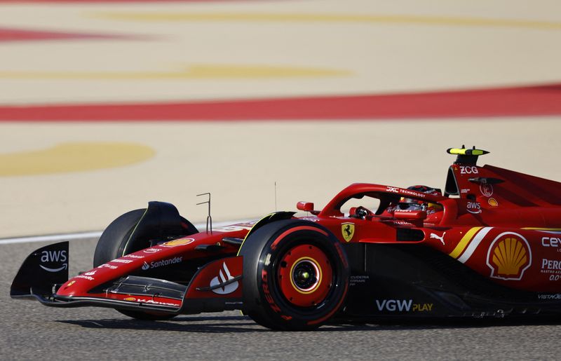 &copy; Reuters. El Ferrari de Carlos Sainz durante las prácticas del Gran Premio de Baréin, en el circuito internacional de Sakhir, Baréin. 1 marzo 2024  REUTERS/Hamad I Mohammed