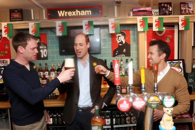 &copy; Reuters. El presidente del Wrexham AFC, Rob McElhenney, y el príncipe de Gales, Guillermo de Inglaterra, comparten una copa en el pub The Turf, cerca del Wrexham AFC, con motivo del Día de San David, en Wrexham, Gales, Gran Bretaña. 1 de marzo de 2024.    Chris