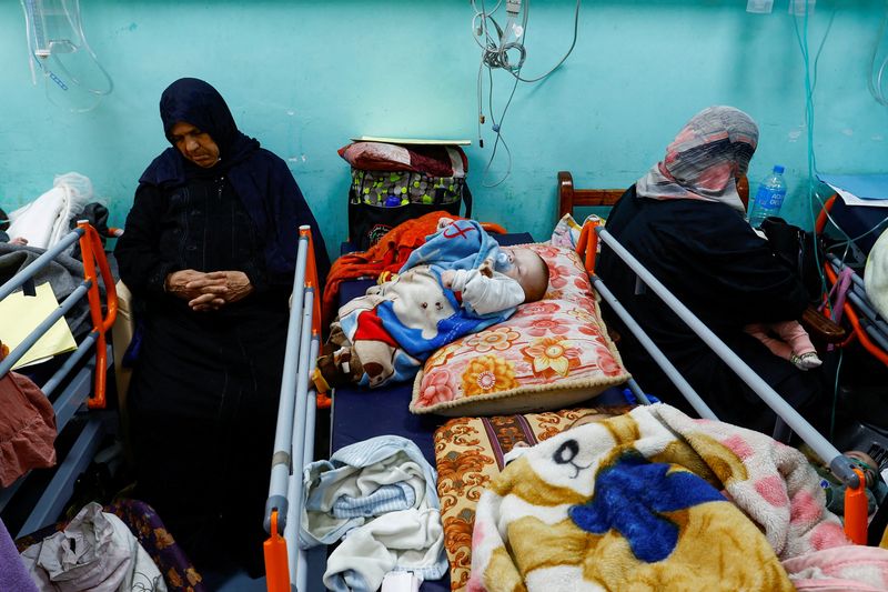 &copy; Reuters. FOTO DE ARCHIVO: Un niño palestino yace en una cama del hospital Abu Yousef al-Najjar, mientras los residentes de Gaza se enfrentan a niveles de crisis de hambre y malnutrición crecientes, en Rafah, en el sur de la Franja de Gaza

Ene 24, 2024. REUTERS/