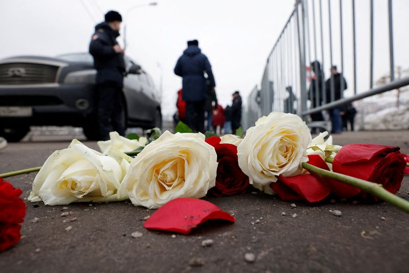 &copy; Reuters. Flowers are left on the ground near the Borisovskoye cemetery during the funeral of Russian opposition politician Alexei Navalny in Moscow, Russia, March 1, 2024. REUTERS/Stringer     