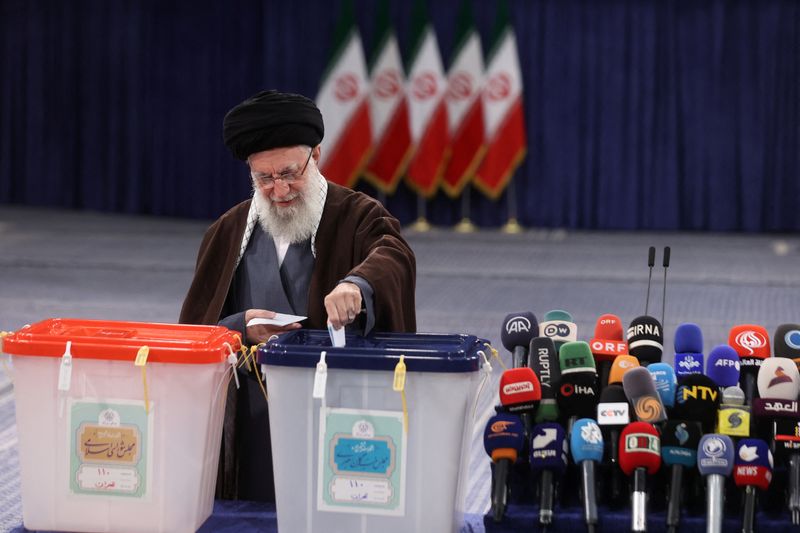 © Reuters. الزعيم الإيراني الأعلى آية الله علي خامنئي يدلي بصوته في الانتخابات البرلمانية في طهران يوم الجمعة. صورة لرويترز من وكالة غرب آسيا للأنباء.