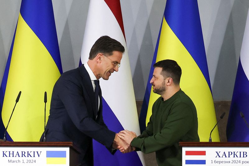 &copy; Reuters. ウクライナのゼレンスキー大統領とオランダのルッテ首相は１日、北東部ハリコフで安全保障協定に署名した。写真は１日、ハリコフで安全保障協定に署名するウクライナのゼレンスキー大