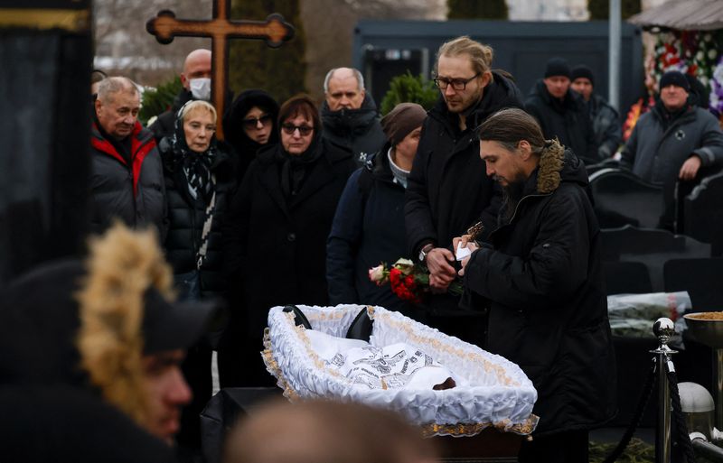© Reuters. SENSITIVE MATERIAL. THIS IMAGE MAY OFFEND OR DISTURB. People attend the funeral of Russian opposition politician Alexei Navalny at the Borisovskoye cemetery in Moscow, Russia, March 1, 2024. REUTERS/Stringer