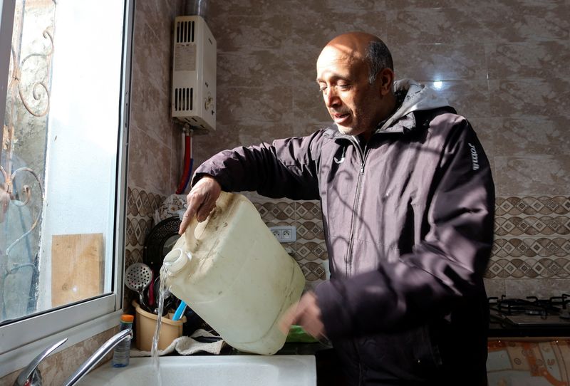 &copy; Reuters. تونسي يدعى شفيق اليعقوبي متضرر من انقطاع المياه في منزله بتونس العاصمة في الثاني من أبريل نيسان 2023. تصوير: جهاد عبد اللاوي - رويترز