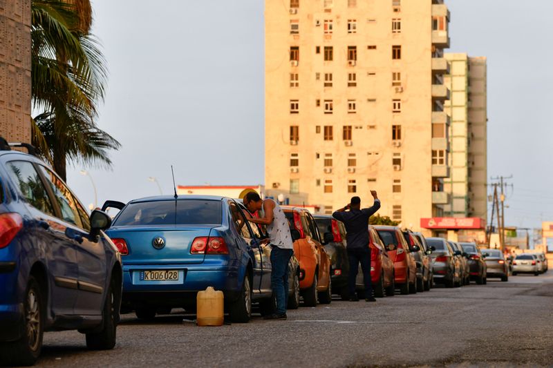 © Reuters. Drivers line-up to buy fuel at a gas station in Havana, Cuba, February 28, 2024. REUTERS/Norlys Perez