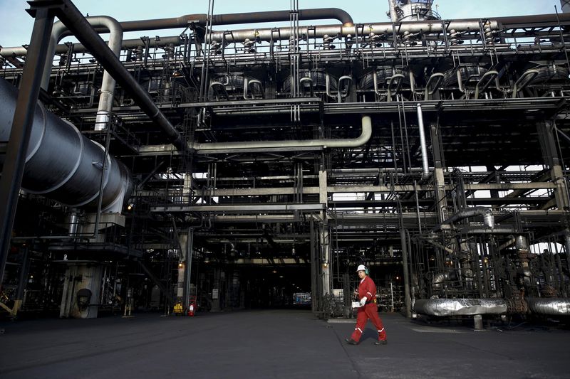 &copy; Reuters. FILE PHOTO: An oilfield worker walks next to pipelines at PDVSA's Jose Antonio Anzoategui industrial complex in the state of Anzoategui April 15, 2015. REUTERS/Carlos Garcia Rawlins/File Photo