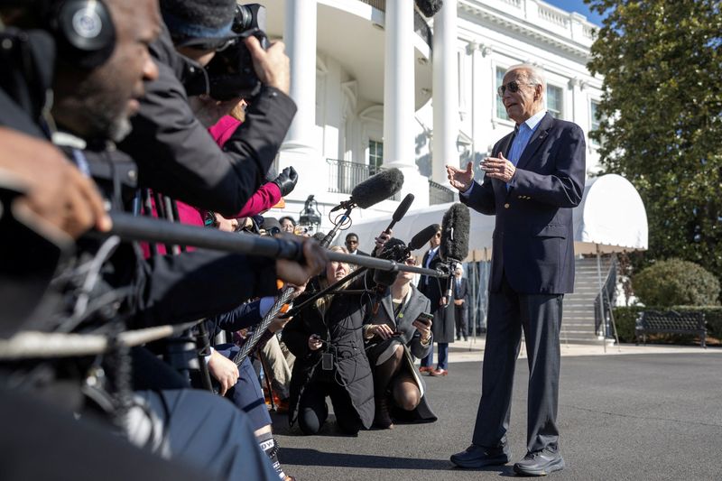 © Reuters. الرئيس الأمريكي جو بايدن خلال حديثه للصحفيين في البيت الأبيض بواشنطن يوم 29 فبراير شباط 2024. تصوير:  توم برينر - رويترز