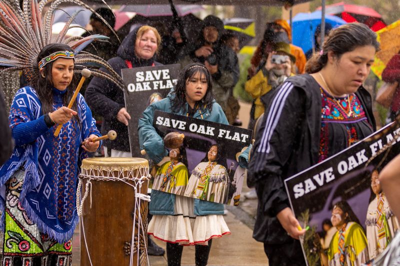 © Reuters. FILE PHOTO: Apache Stronghold, a Native American group hoping to protect their sacred land from a Cooper mine in Arizona, gather outside the 9th Circuit Appeal Court in Pasadena, California,U.S., March 21, 2023. REUTERS/Mike Blake/File Photo