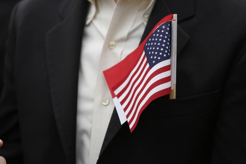 &copy; Reuters. A guest wears U.S. and Singapore flags prior to the arrival of Singapore Prime Minister Lee Hsien Loong at the White House in Washington, U.S., August 2, 2016. REUTERS/Jonathan Ernst/ File Photo
