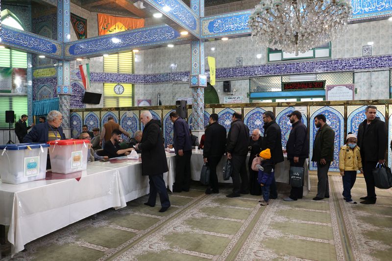 &copy; Reuters. إيرانيون يصطفون للإدلاء بأصواتهم في الانتخابات البرلمانية بطهران يوم الجمعة. صورة حصلت عليها رويترز من وكالة غرب آسيا للأنباء.