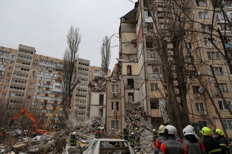 &copy; Reuters. أفراد من فرق الإنقاذ في موقع مبنى سكني لحق به أضرار جسيمة جراء هجوم روسي بالطائرات المسيرة في أوديسا يوم السبت. صورة لرويترز. 