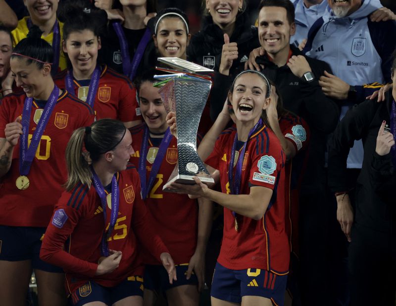 &copy; Reuters. الإسبانية أيتانا بونماتي تحمل كأس بطولة دوري الأمم الأوروبية للسيدات بعد فوز منتخبها في النهائي على فرنسا في أشبيلية يوم 28 فبراير شباط 2024. ت