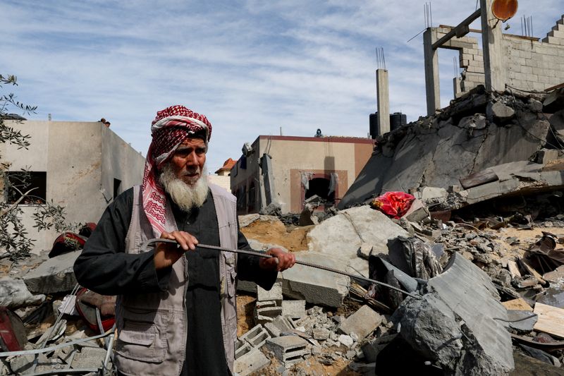 &copy; Reuters. Un palestino en el lugar de un ataque israelí contra una casa, en Rafah, en el sur de la Franja de Gaza. 1 de marzo de 2024. REUTERS/Ibraheem Abu Mustafa 