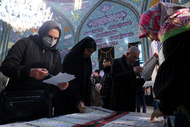 &copy; Reuters. Les Iraniens votent lors des élections législatives dans un bureau de vote à Téhéran, en Iran. /Photo prise le 1er mars 2024/REUTERS/Majid Asgaripour/WANA (West Asia News Agency)