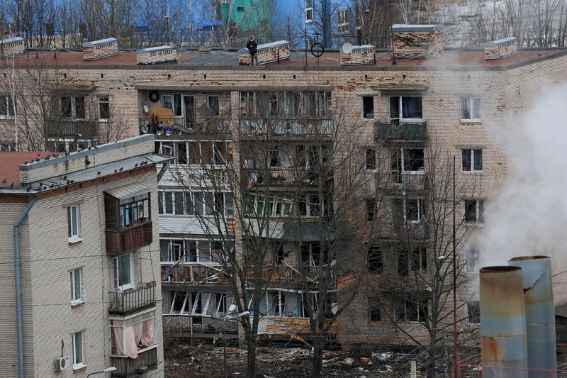 &copy; Reuters. Vista de un edificio residencial de varias plantas dañado tras un supuesto ataque con drones en San Petersburgo, Rusia. 2 de marzo de 2024. REUTERS/Colaborador