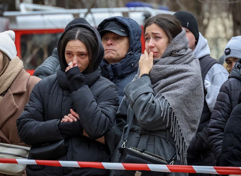 © Reuters. Local residents react at the site of an apartment building heavily damaged by a Russian drone strike, amid Russia's attack on Ukraine, in Odesa, Ukraine March 2, 2024. REUTERS/Stringer